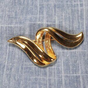1980s Vintage Swirl Pin in Gold Tone Metal by M Gent